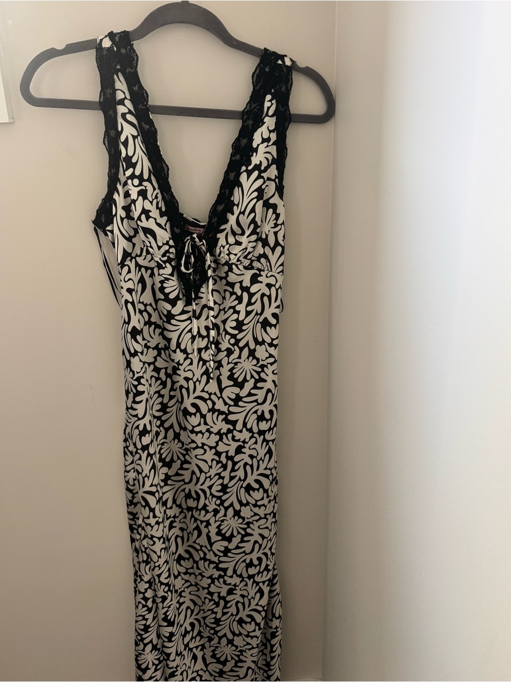 Boutique Find Beautiful Black & White Lace-Accent Maxi Dress